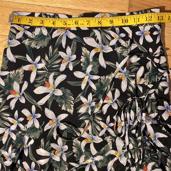 LF Seek the Label asymmetrical floral mini skirt with ruffle hem S NWT - Picture 11 of 15